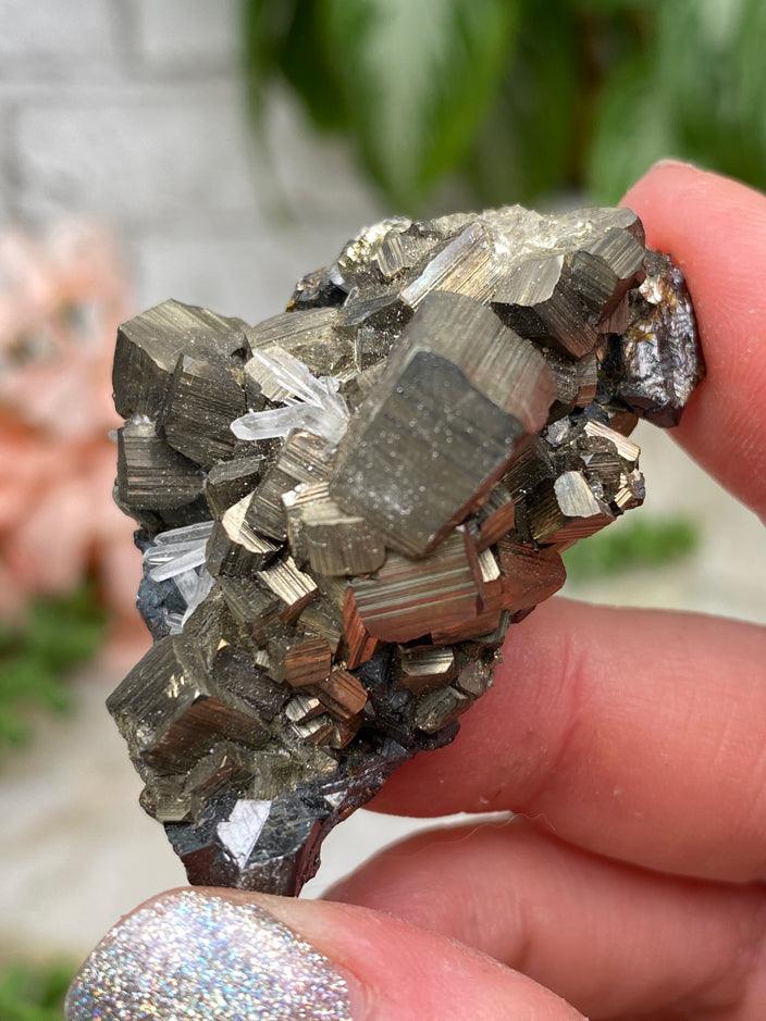 Dark Peruvian Quartz Clusters