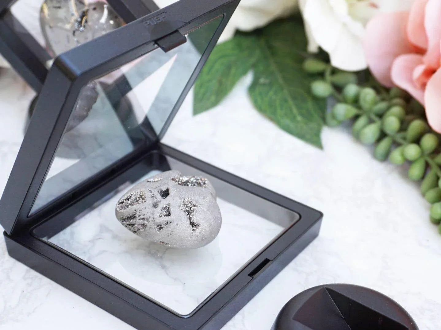 crystal-stretch-display-stand