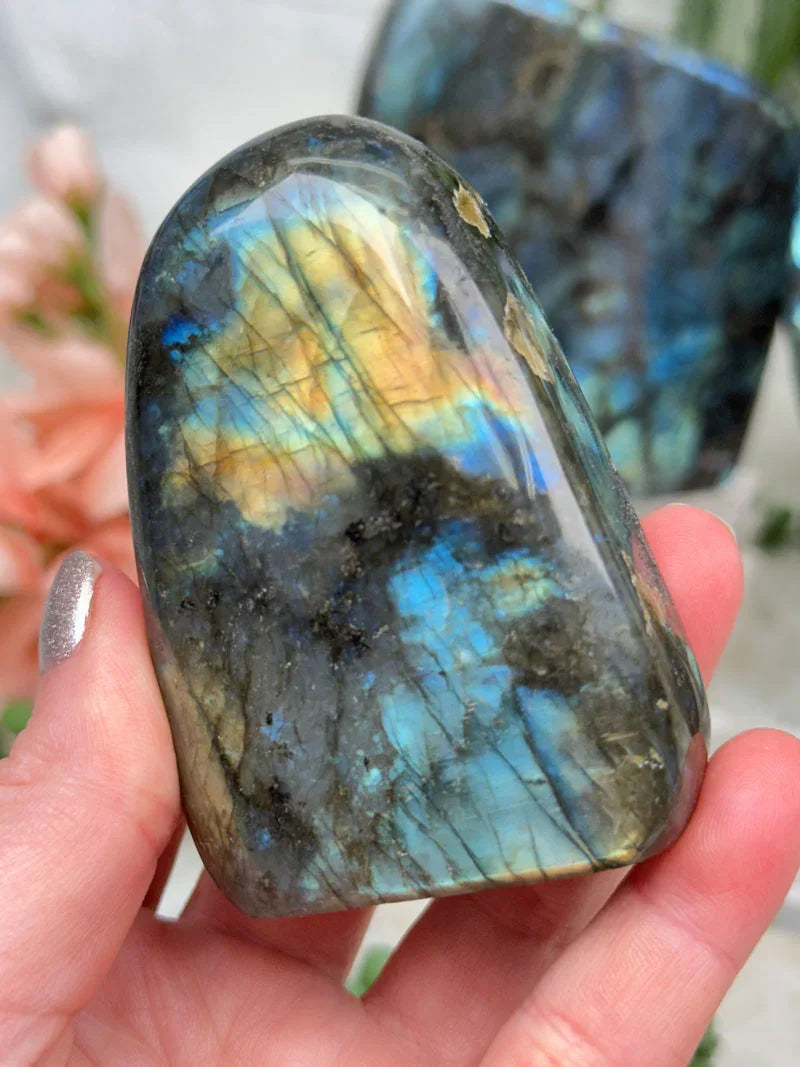 yellow-blue-green-labradorite