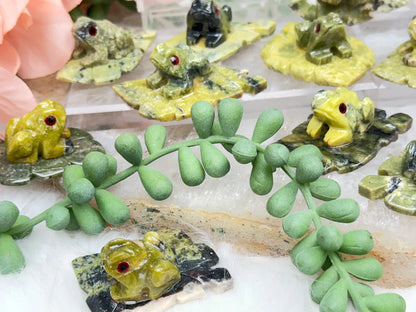 green-serpentine-frog-on-leaf-carving