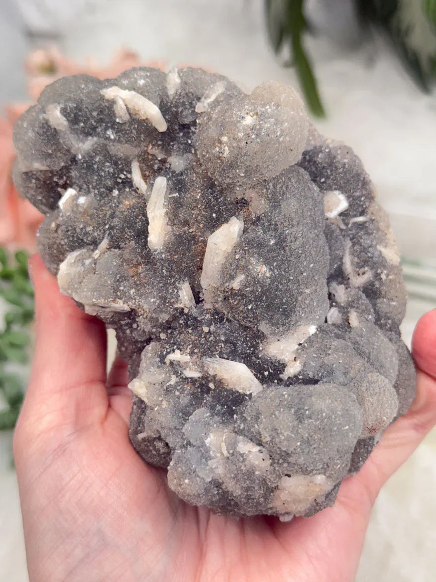 stilbite-on-gray-chalcedony-cluster