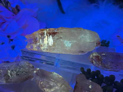 petroleum-quartz-under-uv-light