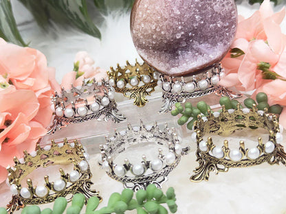 crystal-sphere-crown-stand