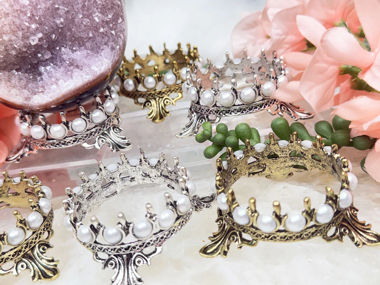 crystal-sphere-crown-stand