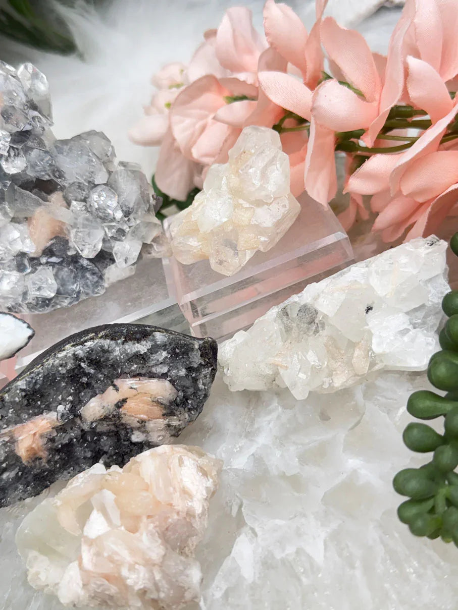 small-apophyllite-heulandite-crystal-clusters-white-gray