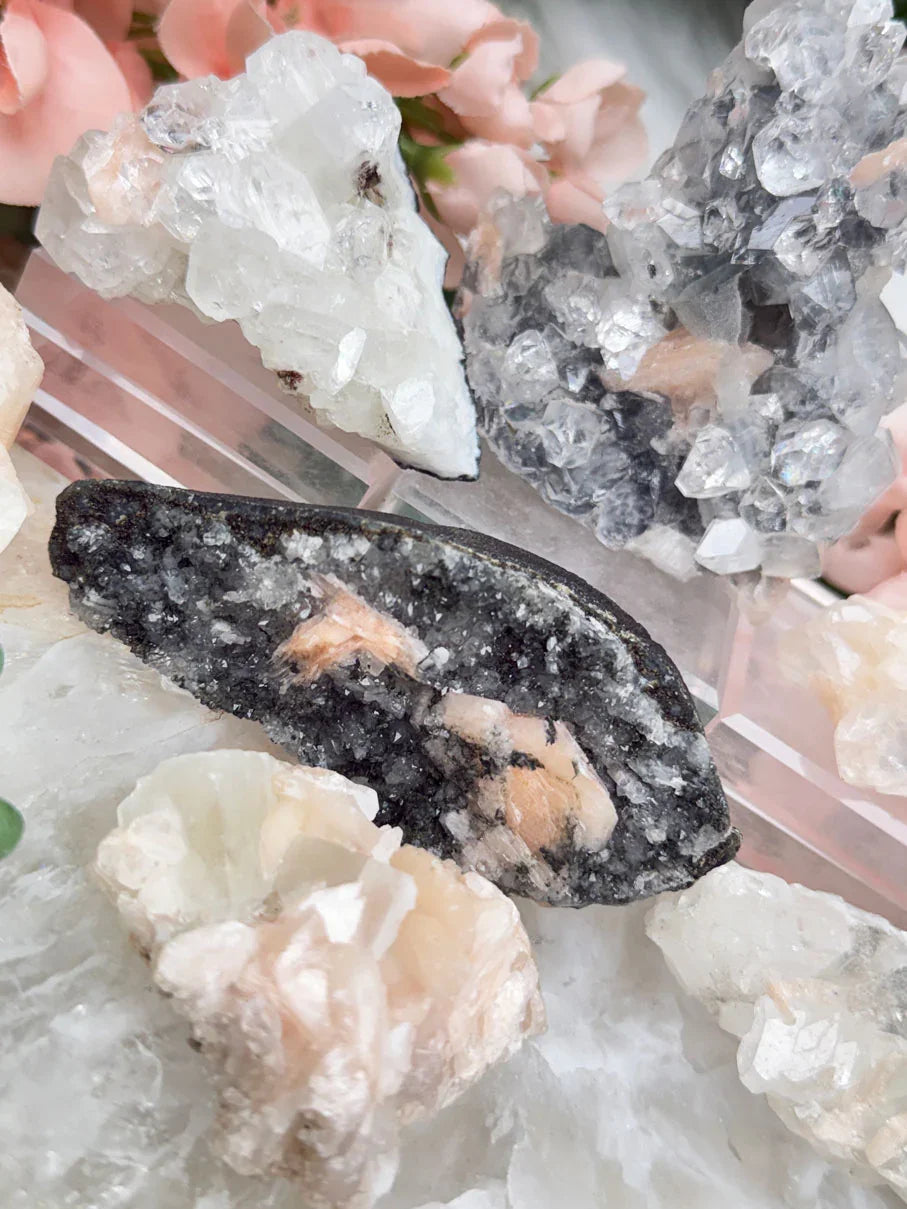 small-apophyllite-heulandite-crystal-clusters-white-gray