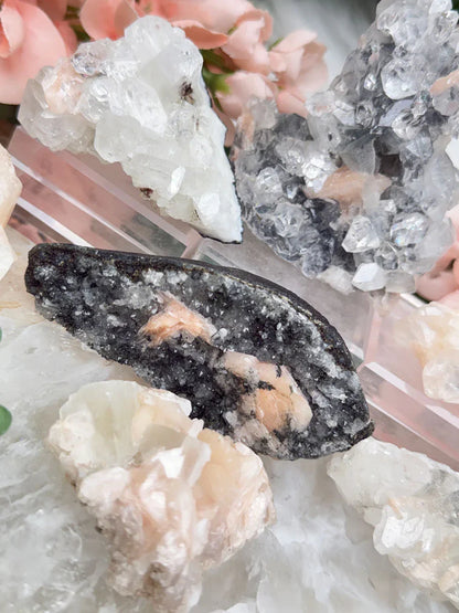 small-apophyllite-heulandite-crystal-clusters-white-gray