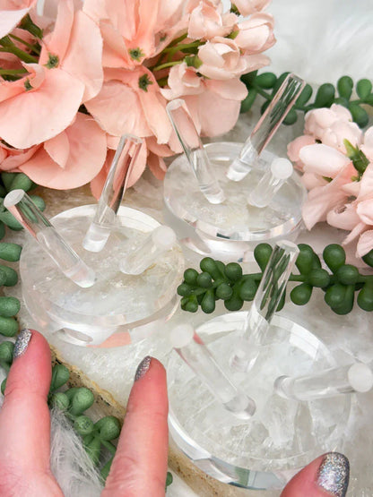 clear-acrylic-prong-sphere-stand