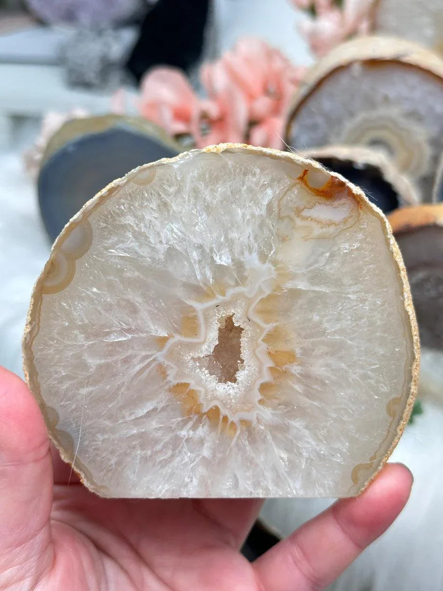 gray-standing-agate-slice