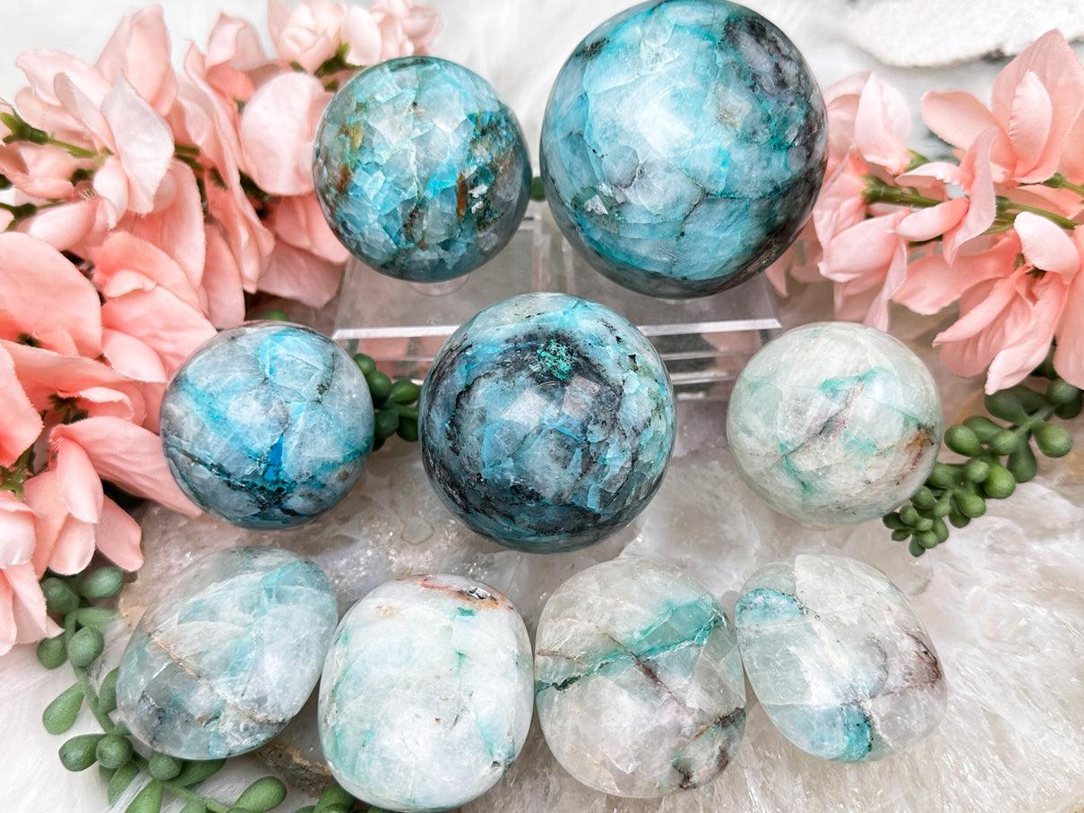 chrysocolla-in-quartz-spheres-from-peru
