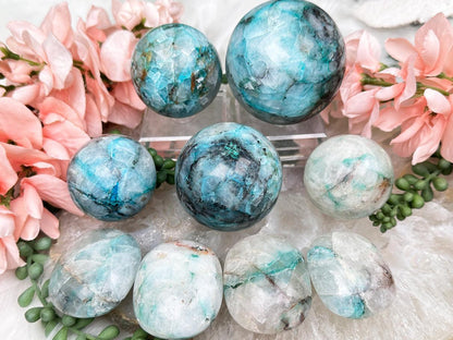 chrysocolla-in-quartz-spheres-from-peru