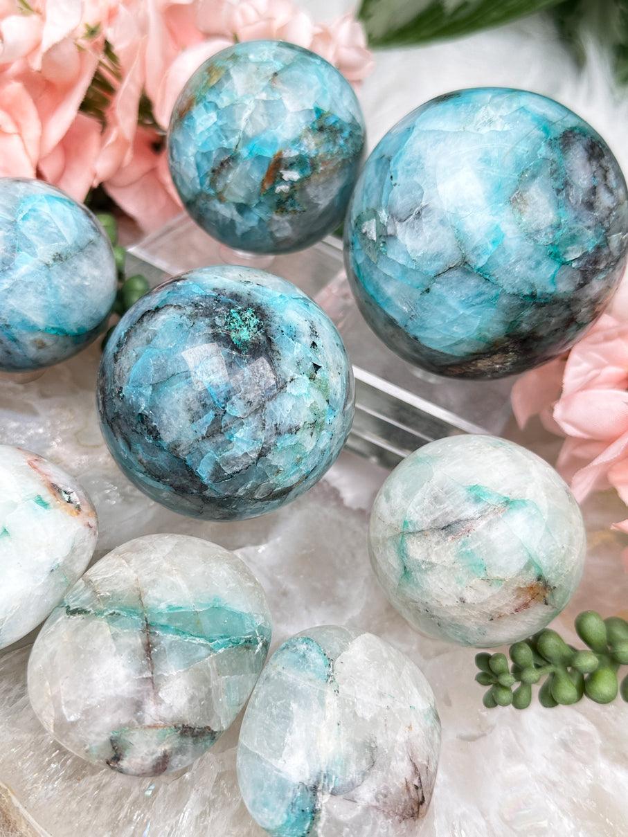 chrysocolla-in-quartz-spheres-from-peru