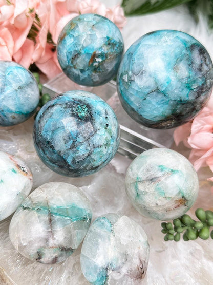 chrysocolla-in-quartz-spheres-from-peru
