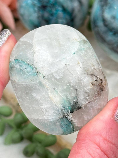 chrysocolla-in-quartz-palm-stone