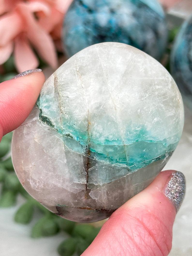 chrysocolla-in-quartz-palm-stone