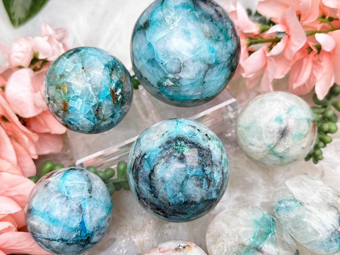 chrysocolla-in-quartz-spheres-from-peru