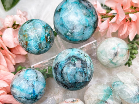 chrysocolla-in-quartz-spheres-from-peru