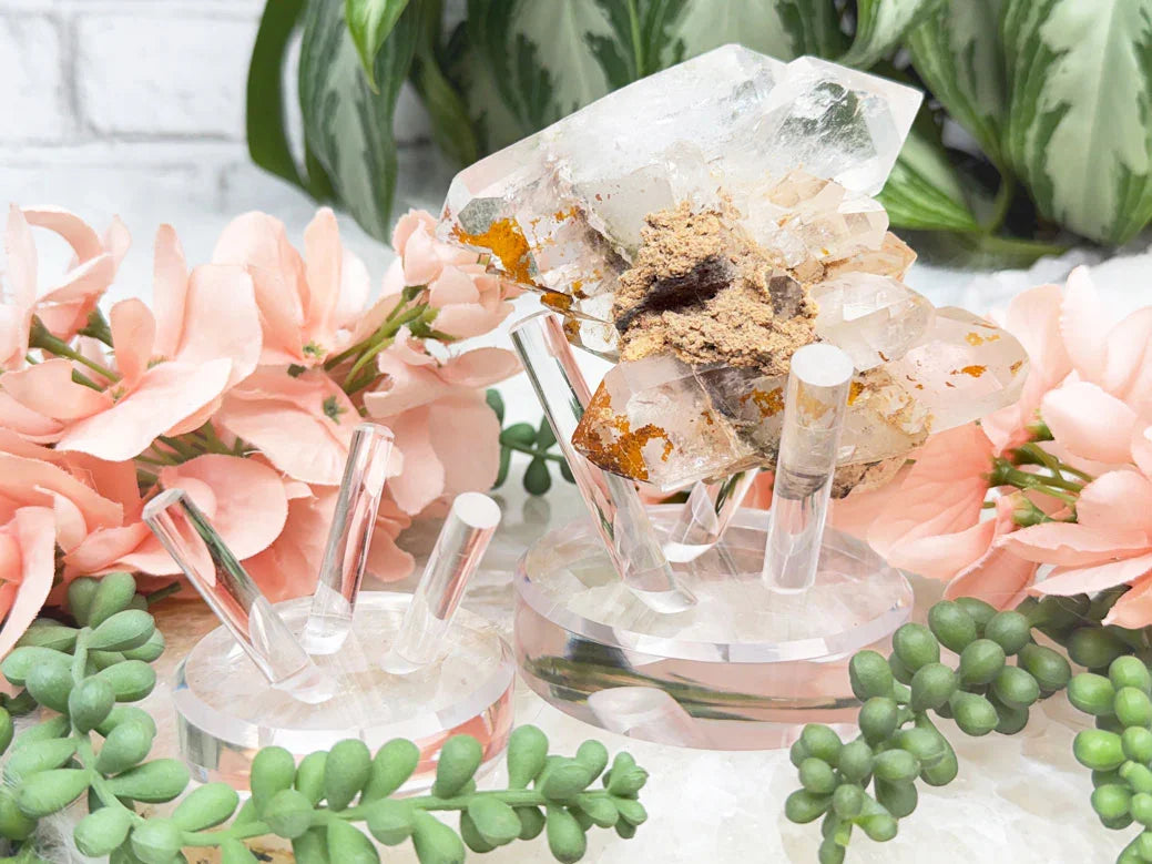 clear-acrylic-prong-crystal-stand