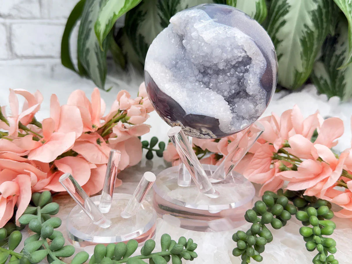 clear-acrylic-prong-sphere-stand