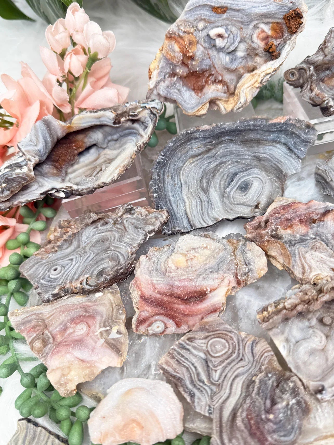 druzy-chalcedony-crystals-gray-pink-red