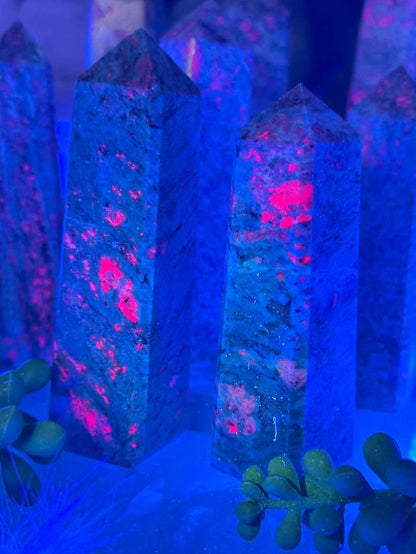 fuchsite-with-rubies-under-blacklight