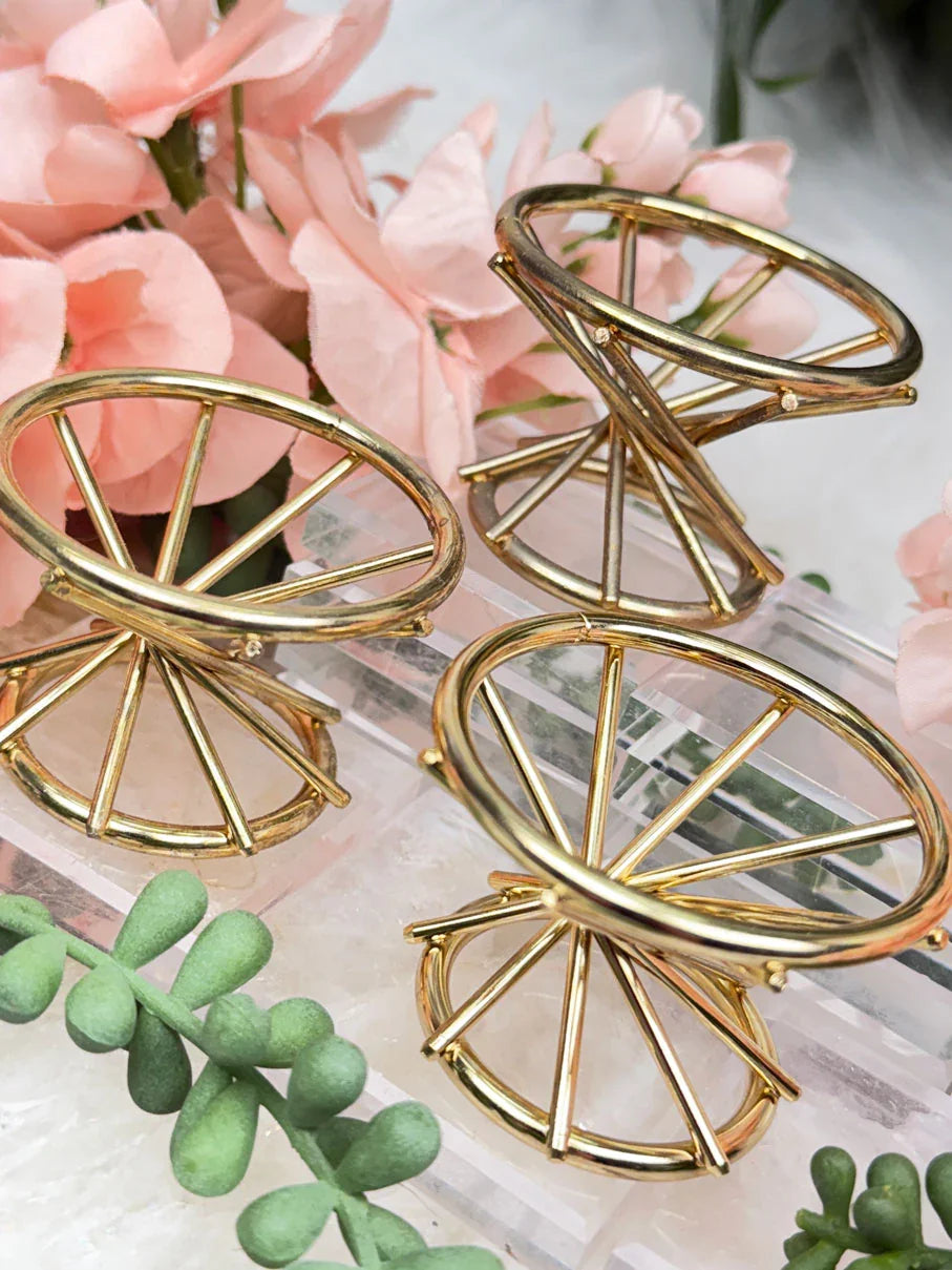 gold-metal-twist-sphere-stands
