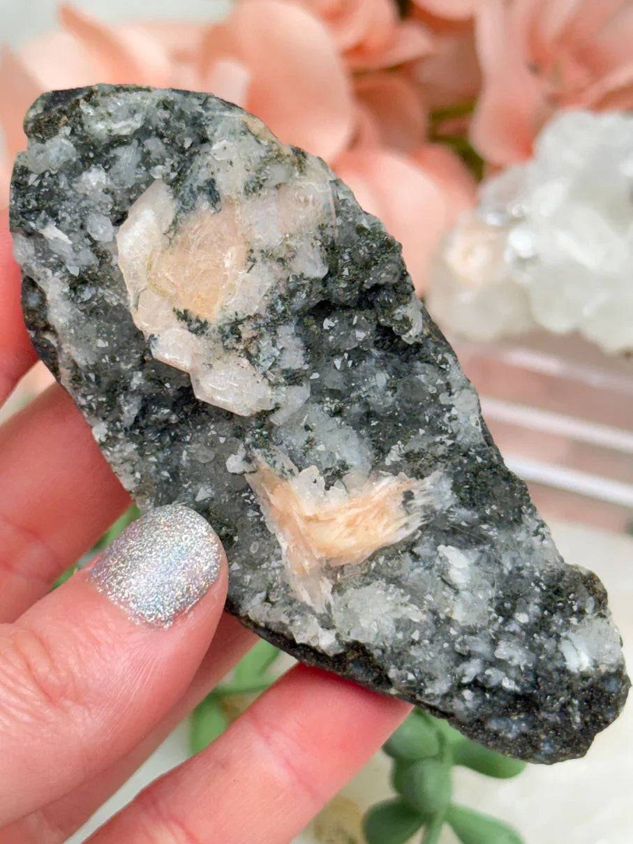 gray-apophyllite-chalcedony-heulandite