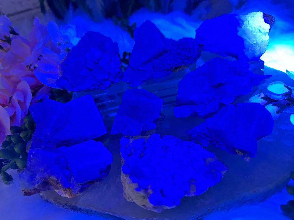 madagascar-green-fluorite-under-UV-light