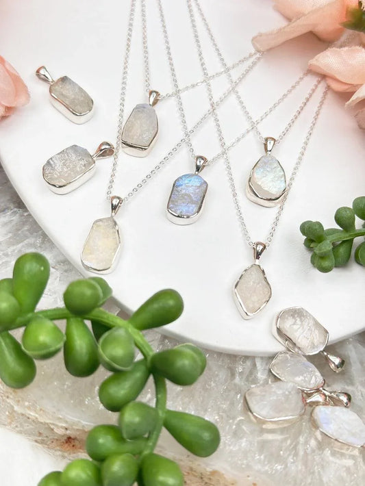 moonstone-pendant-birthstone-necklace