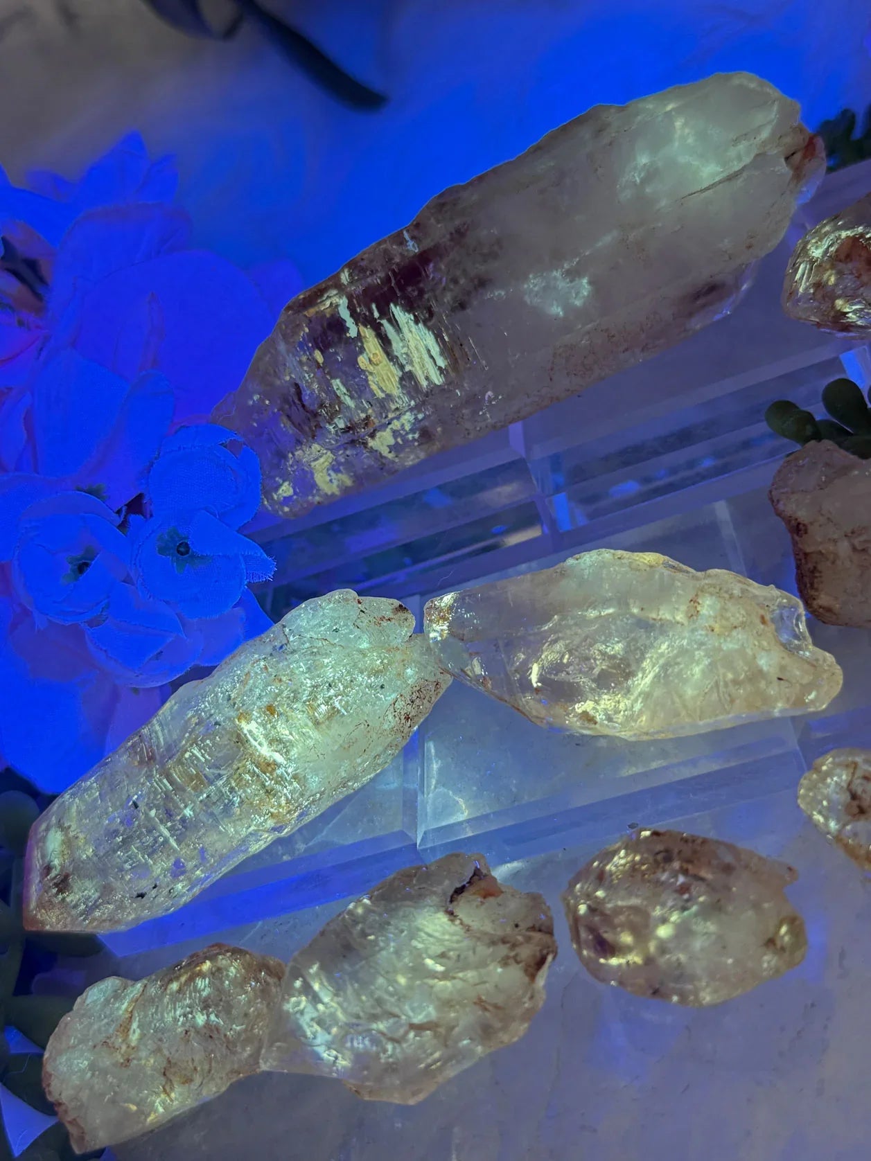 petroleum-quartz-points-uv-light