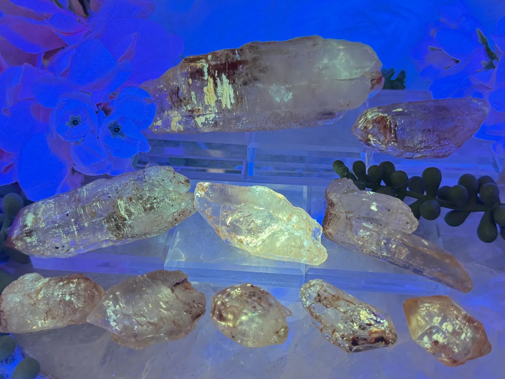 petroleum-quartz-under-uv-light