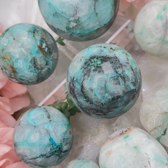 chrysocolla-in-quartz-spheres-from-peru