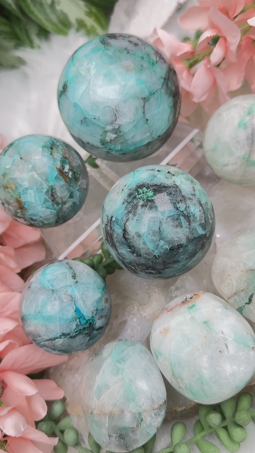 chrysocolla-in-quartz-spheres-from-peru