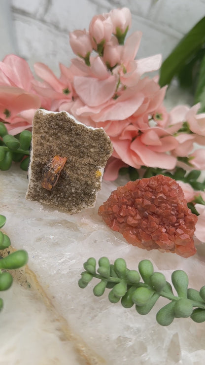 orange-crystal-specimens-wulfenite-calcite