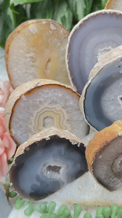 standing-agate-slice-crystals