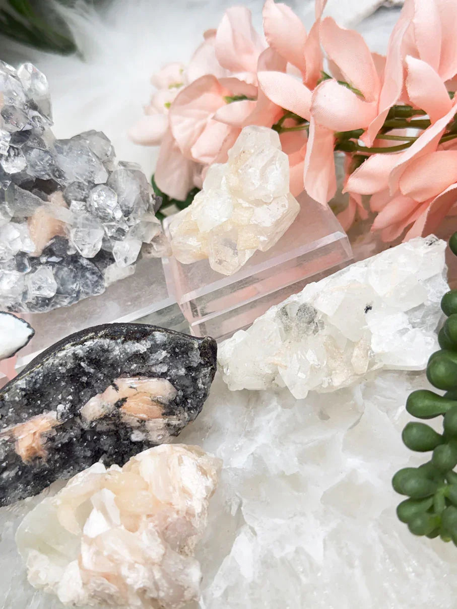 small-apophyllite-heulandite-crystal-clusters-white-gray