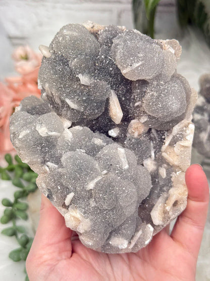 stilbite-on-gray-chalcedony-cluster