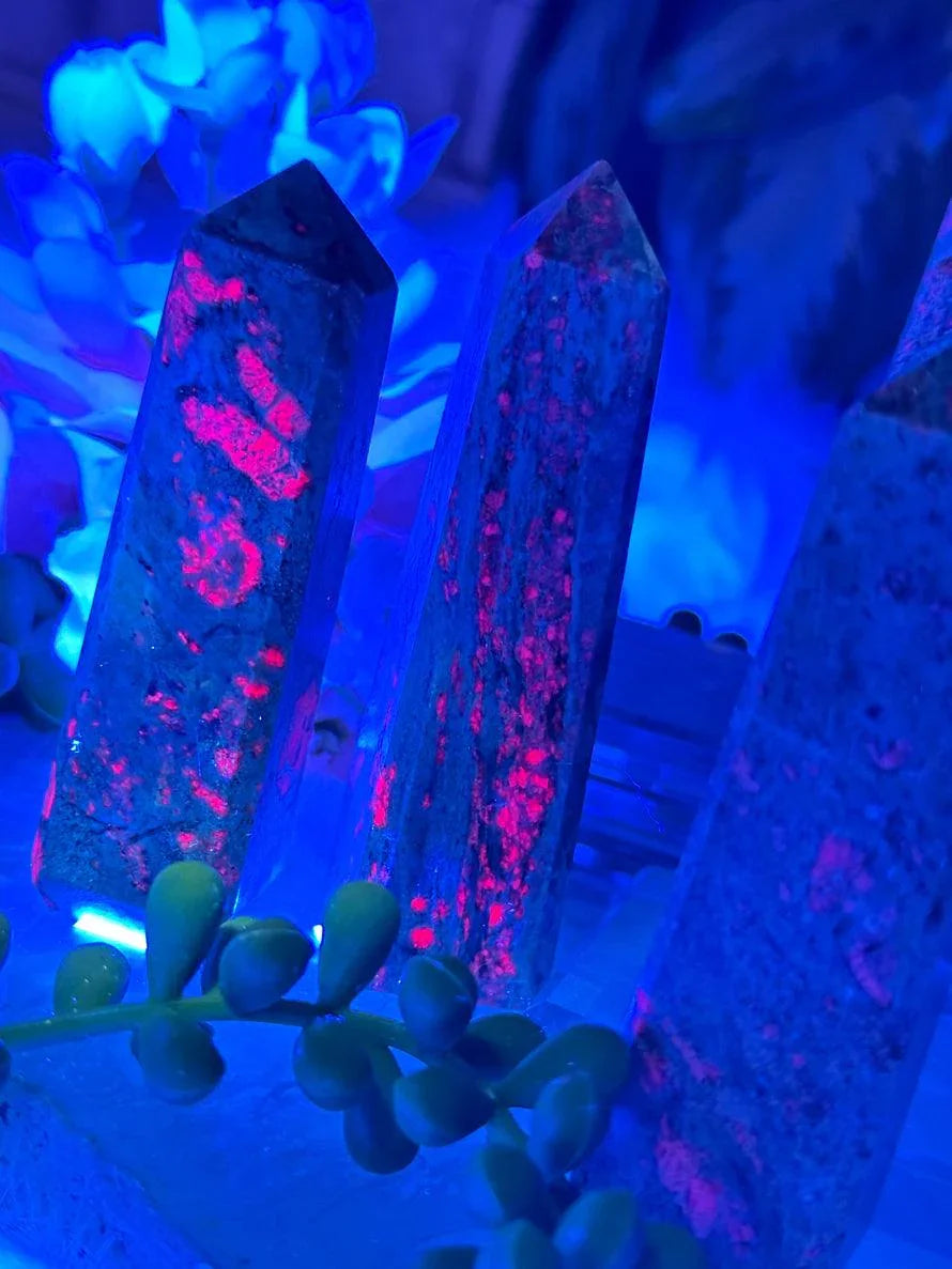 uv-ruby-in-fuchsite-glowing