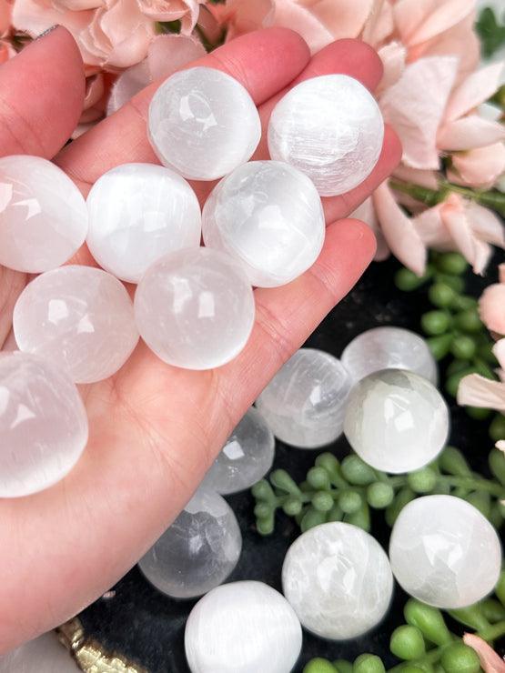 white-selenite-tumbles