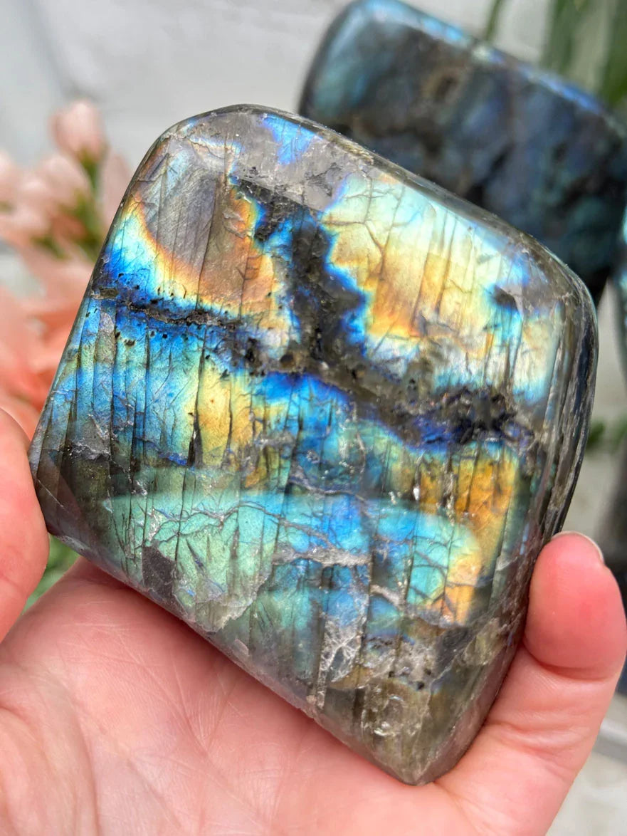yellow-blue-green-labradorite