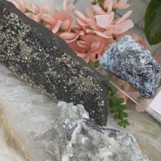 blue-kyanite-pyrite-basalt-calcite