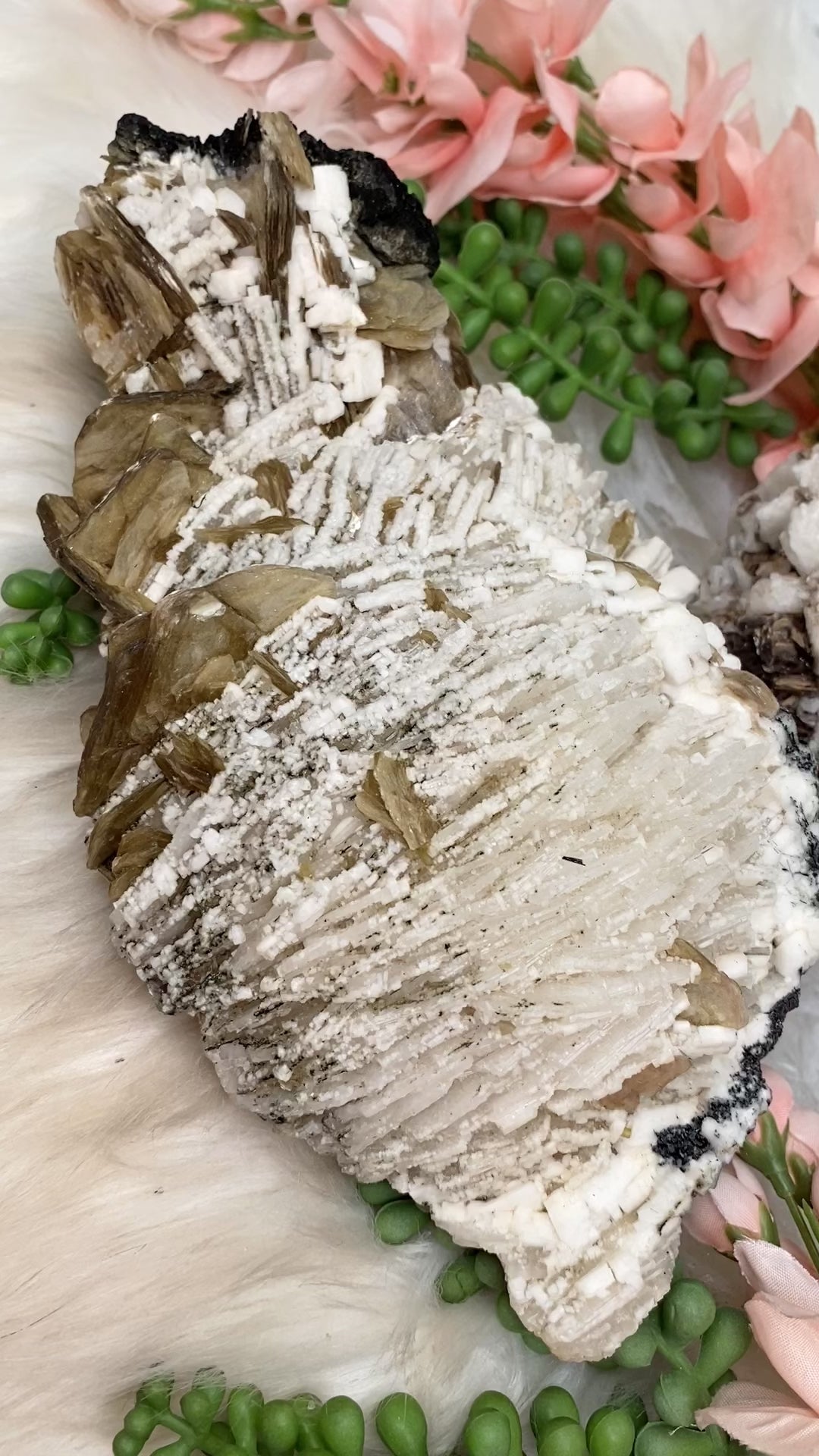 large-cleavelandite-mica-statement-crystal