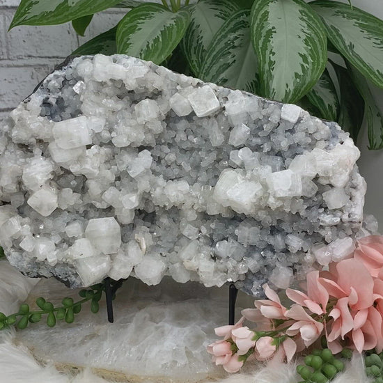 Large-Gray-Chalcedony-White-Apophyllite-video