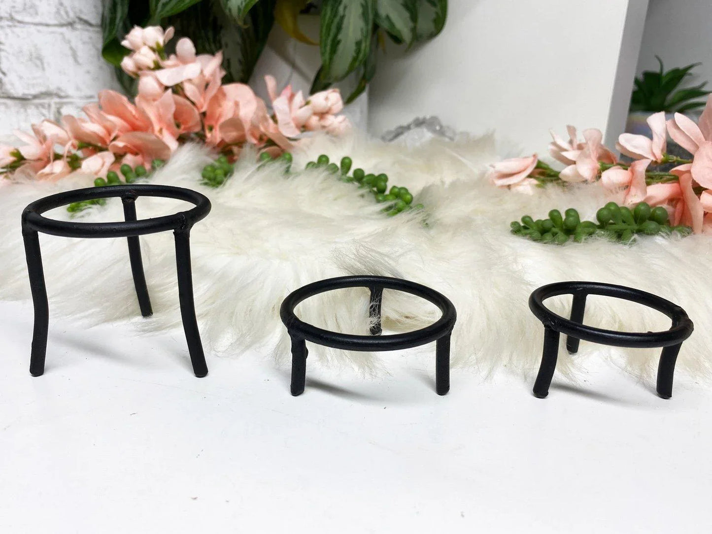 These simple black metal sphere stands are perfect for holding your favorite spheres or eggs. 