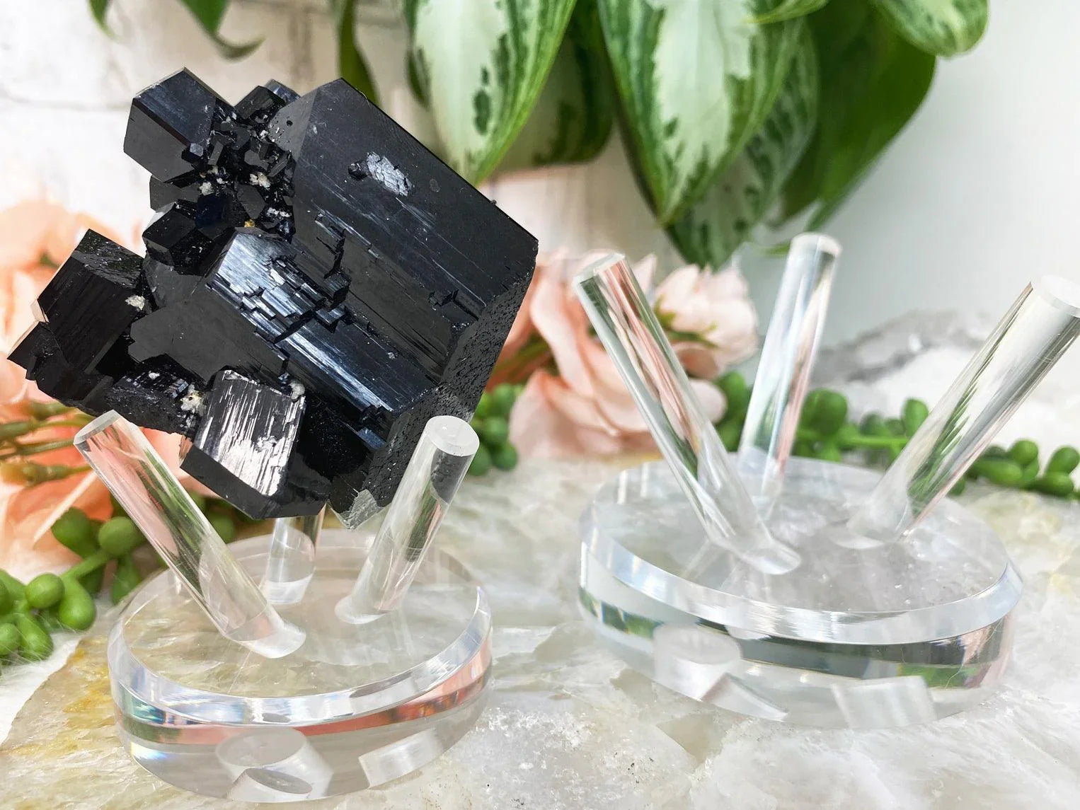 clear-acrylic-prong-sphere-stand