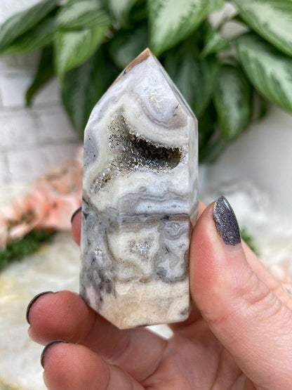 Chalcedony-Agate-Point-with-Quartz-Cluster-Pocket--from-Brazil.