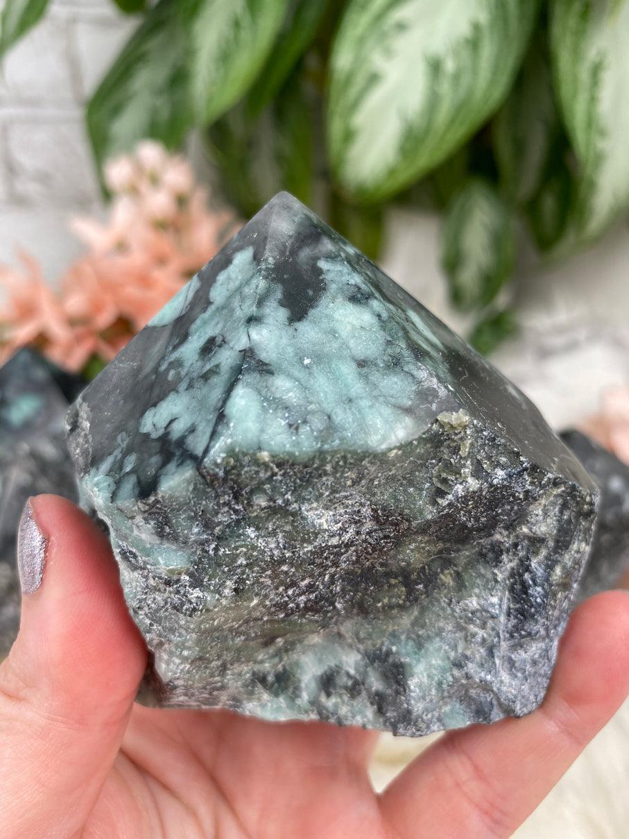 Green-Emerald-Crystal-Point