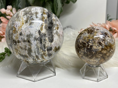 Clear plastic geometric crystal sphere stands