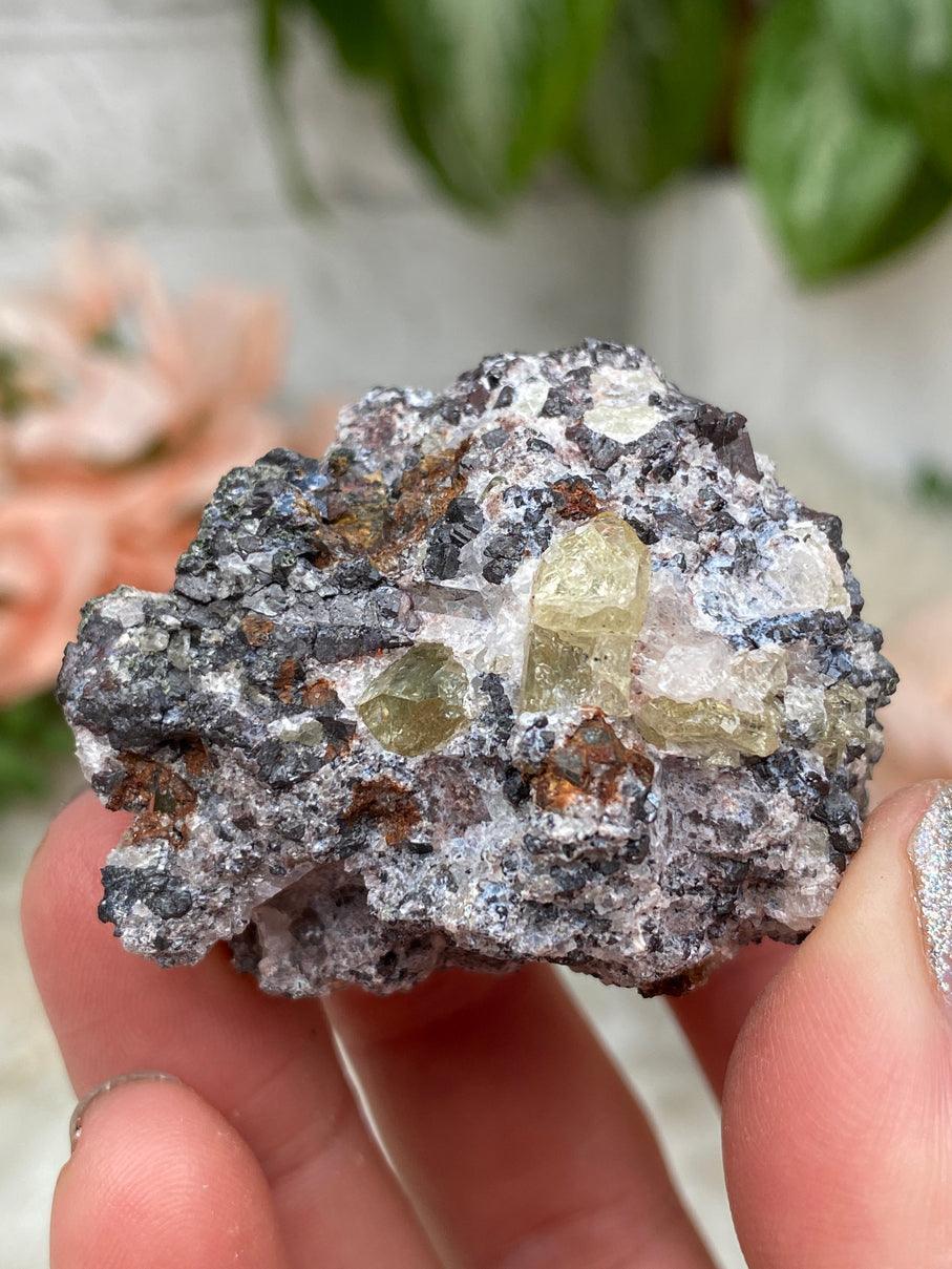 yellow-apatite-in-white-chalcedony