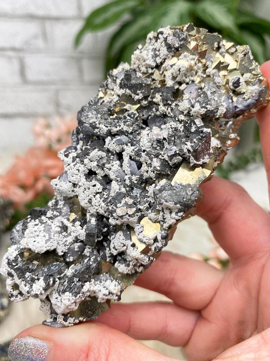 Dark Peruvian Quartz Clusters